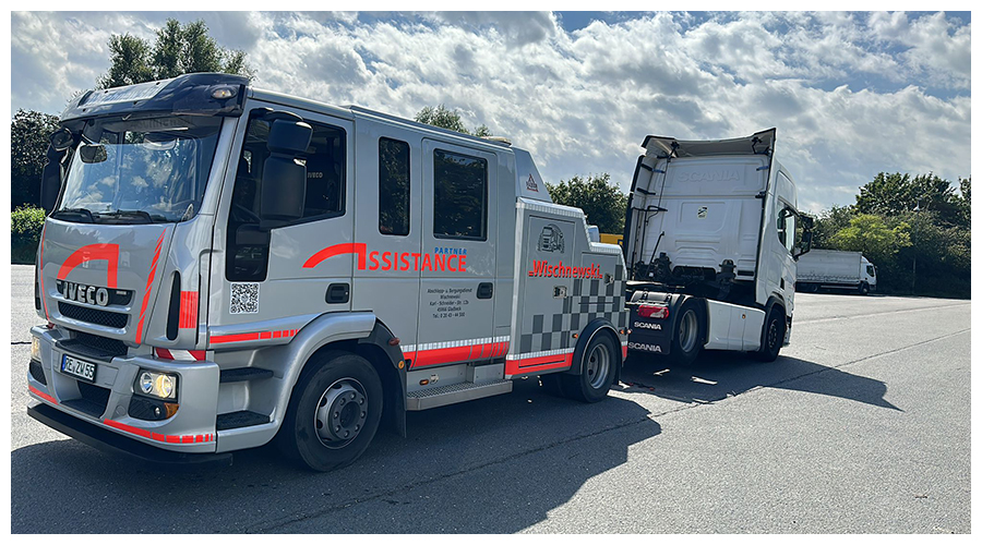 Abschleppen eines LKW auf einem Rastplatz mit spezialisiertem Schwerlast-Abschleppfahrzeug.