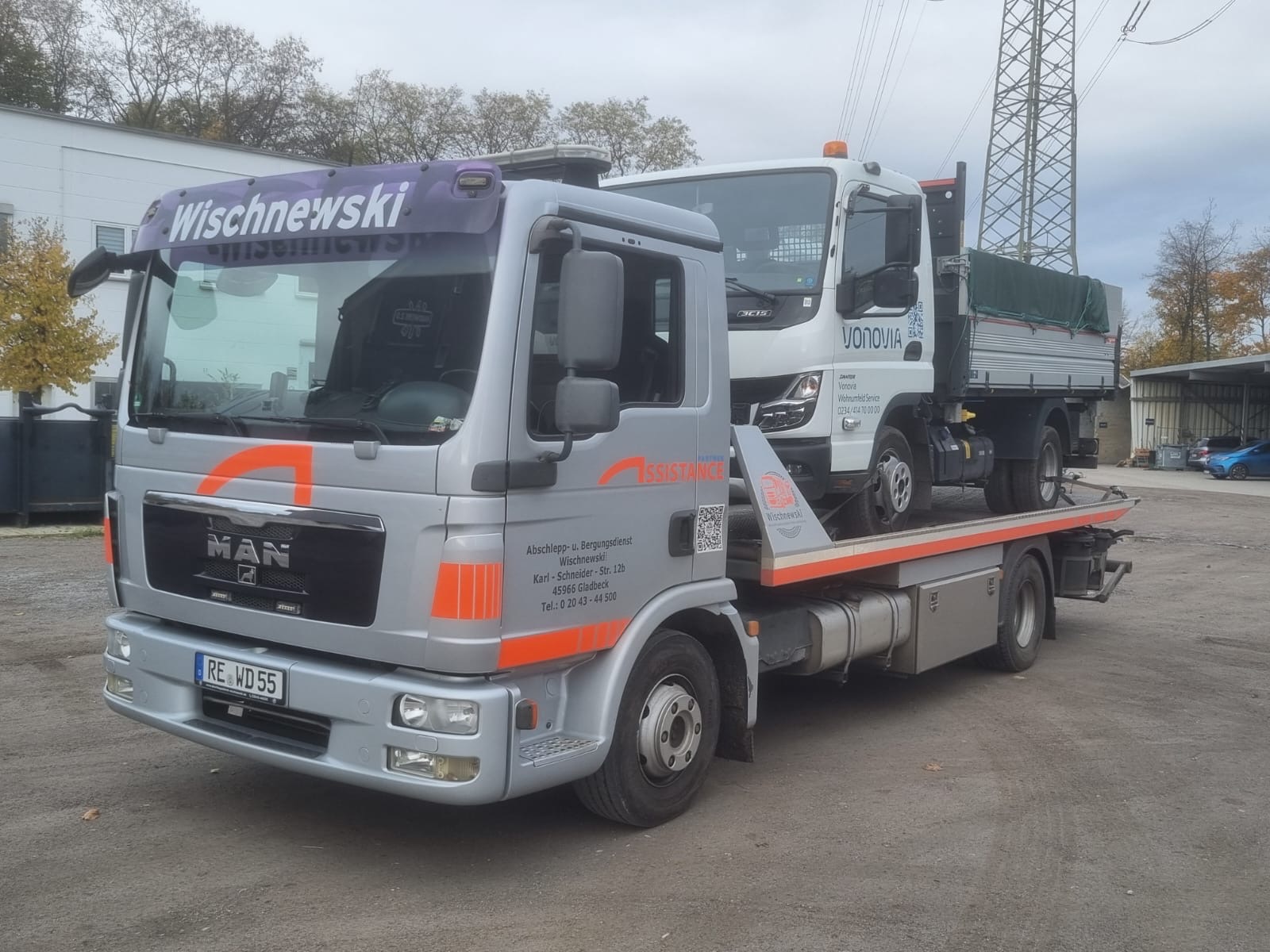 Transport einer Arbeitsbühne auf Lkw mit Ladefläche.