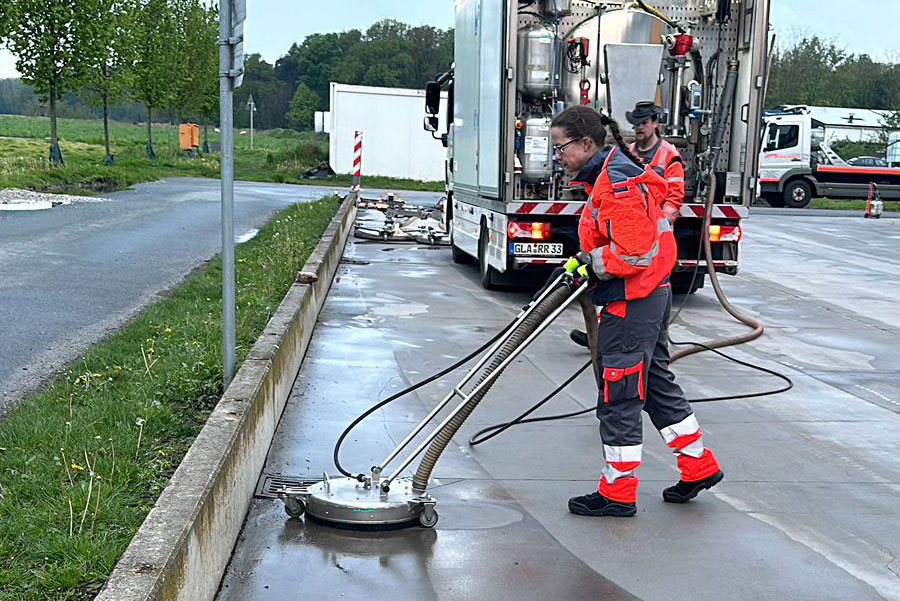 Manuelle Verkehrsflächenreinigung mit Spezialtechnik