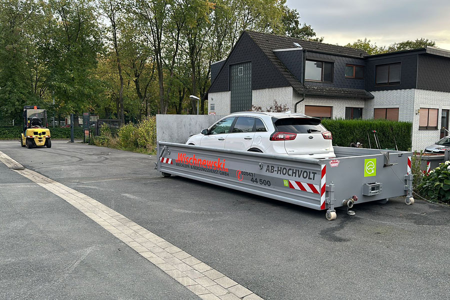 Wischnewski mit Abrollcontainer und PKW